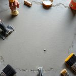 découvrez les techniques essentielles de finition et d'entretien du béton bouchardé pour garantir durabilité et esthétique à vos surfaces en béton.